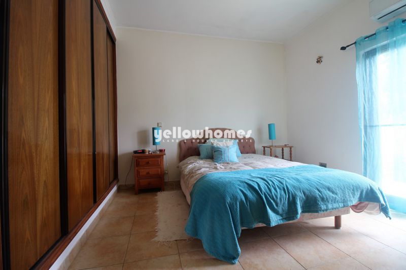 Espaçosa moradia V4 com grande terreno e muito potencial perto de Boliqueime